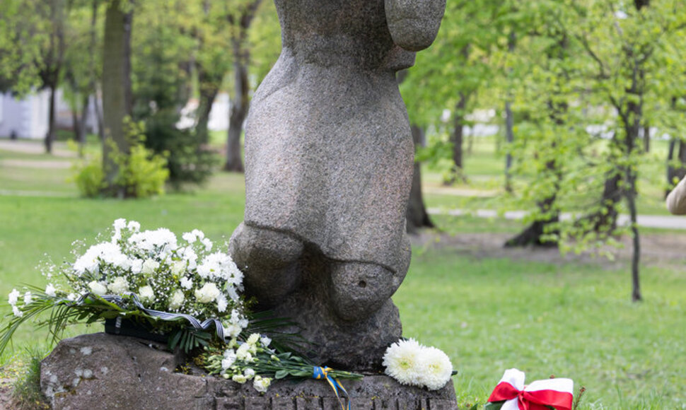 Gėlių padėjimo ceremonija Sapiegų parke prie &bdquo;Černobylio motinos&ldquo; paminklo 