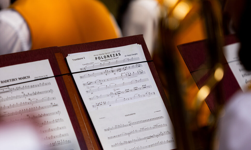 Joninės Palangoje &ndash; su pučiamųjų orkestru, tarpukario muzika ir skrybėlaitėm