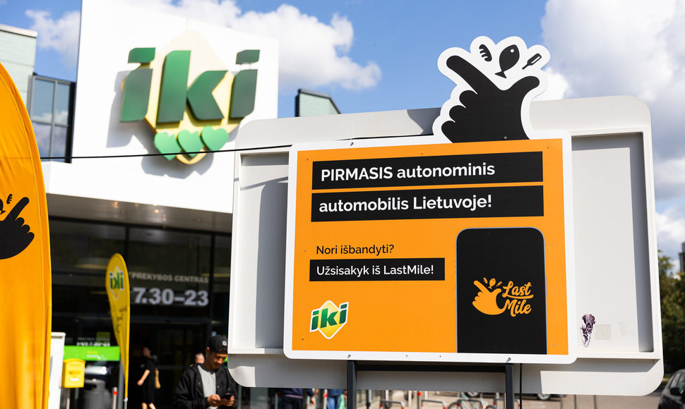 Pirmąkart Europoje į centrines didmiesčio gatves realaus eismo sąlygomis išriedėjo net trys autonominiai prekių pristatymo automobiliai