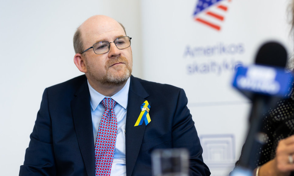 JAV ambasados surengta spaudos konferencija, kurioje buvo pristatytas JAV vyriausybės finansavimas organizacijoms, remiančioms Ukrainos pabėgėlius Lietuvoje