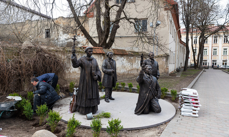 Naujos skulptūros prie Pranci&scaron;konų bažnyčios