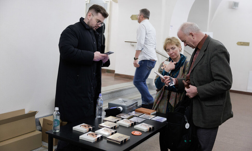 Valstybinio jaunimo teatro scenoje suskambėjo legendiniai aktorių balsai