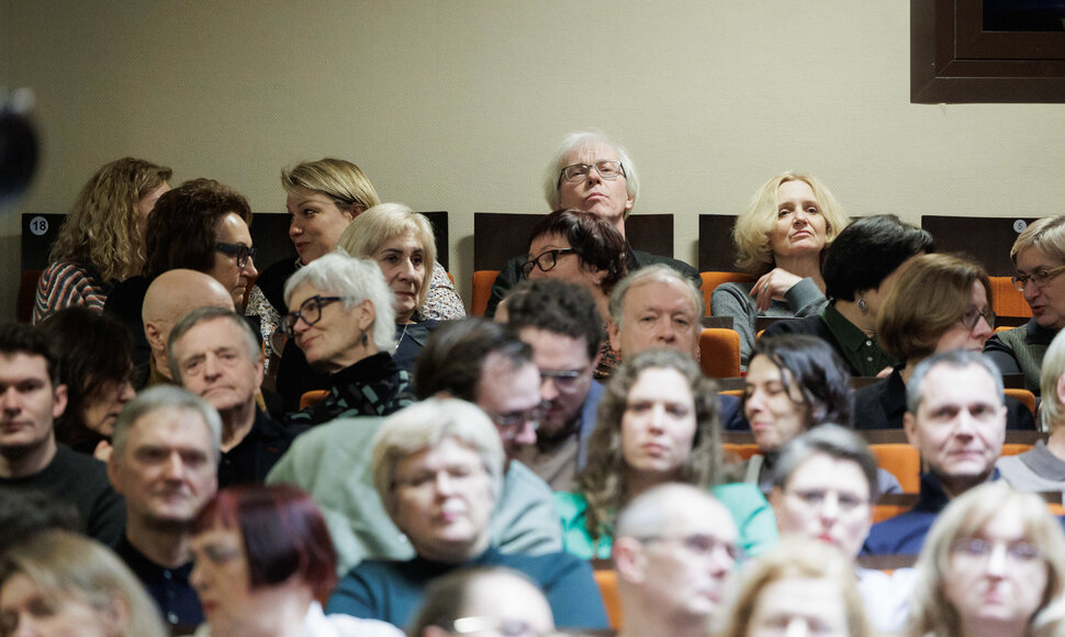 Valstybinio jaunimo teatro scenoje suskambėjo legendiniai aktorių balsai