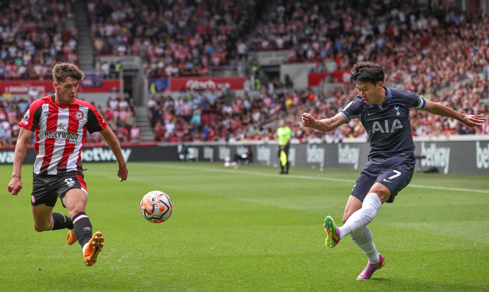 „Brentford“ ir „Tottenham“ rungtynių akimirka.