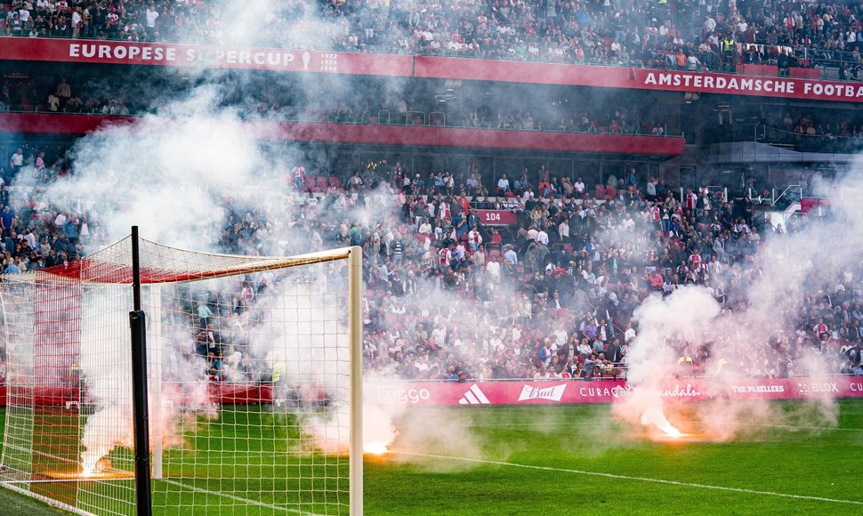 Amsterdamo „Ajax“ aistruoliai nutraukė rungtynes.