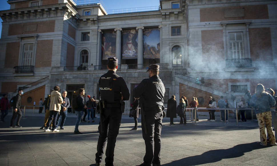 Klimato aktyvistai Prado muziejuje Madride prisiklijavo rankas prie Francisco Goya paveikslų rėm
