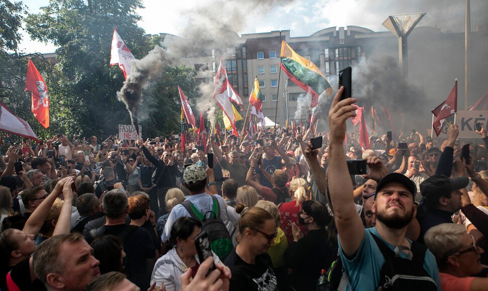 Mitingas prie Seimo prie&scaron; valdžios sprendimus dėl pandemijos valdymo / Pauliaus Peleckio / &bdquo;ŽMONĖS Foto&ldquo; nuotr.