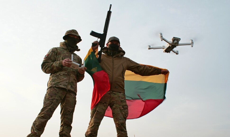 Ukrainos kariai su &bdquo;Blue / Yellow&ldquo; perduotu dronu / Asmeninio albumo nuotr.
