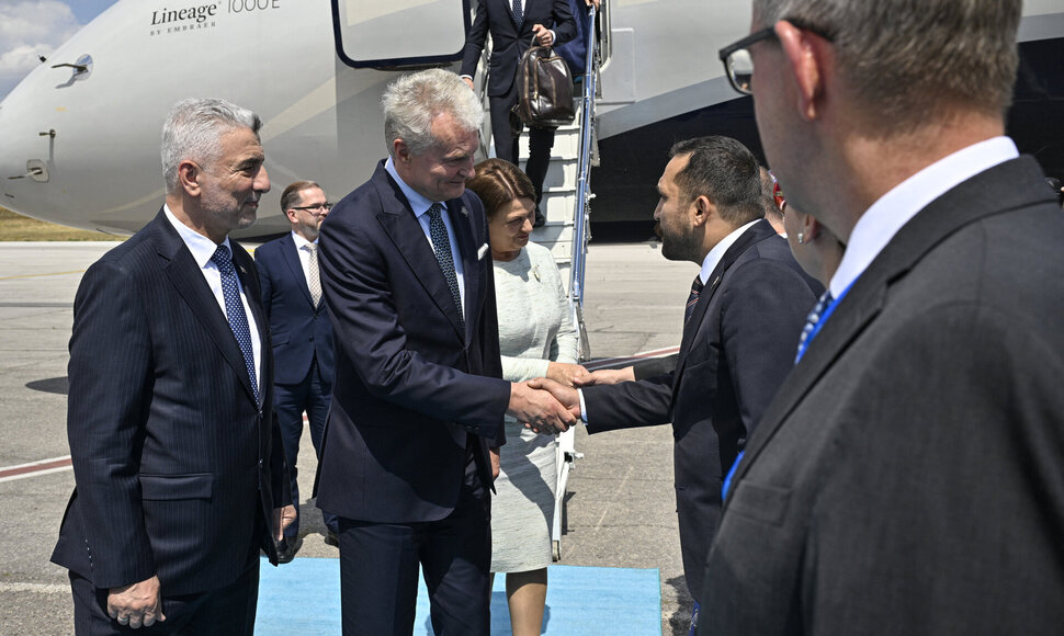 Gitanas Nausėda atskrido į NATO vir&scaron;ūnių susitikimą