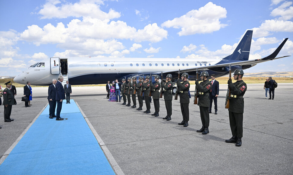 Gitanas Nausėda atskrido į NATO vir&scaron;ūnių susitikimą