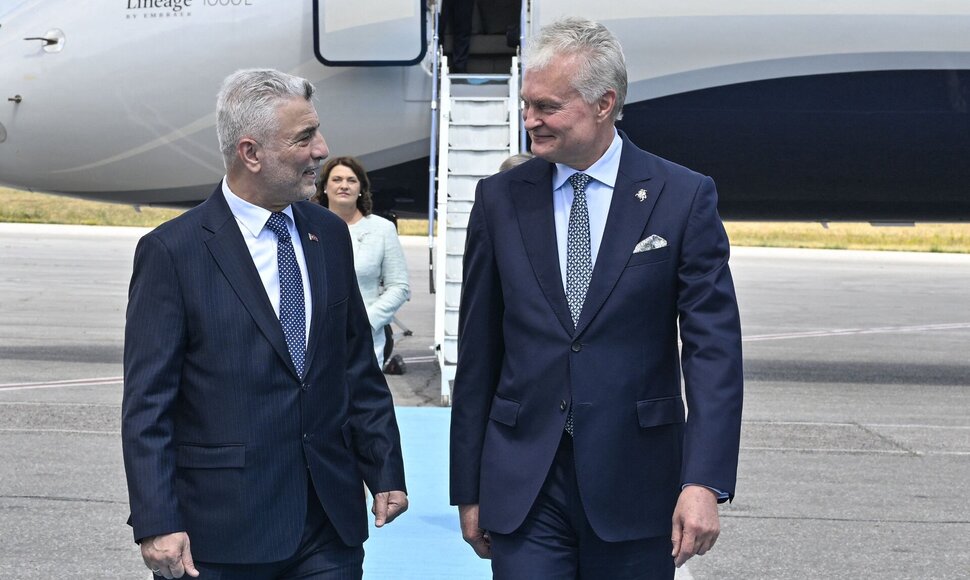 Gitanas Nausėda atskrido į NATO vir&scaron;ūnių susitikimą