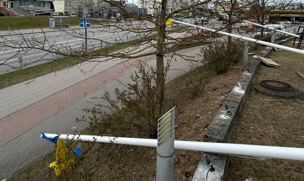 Mažeikiuose nuversti ir sulaužyti stulpai su Ukrainos vėliavomis