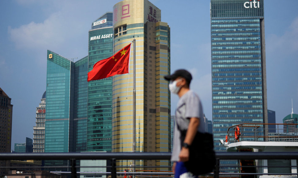 Vyras praeina pro Kinijos vėliavą, Šanchajus