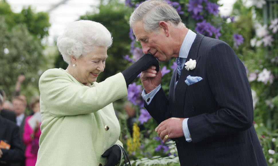 Karalienė Elžbieta II ir princas Charlesas