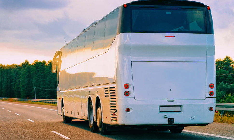 Baltas keleivinis autobusas