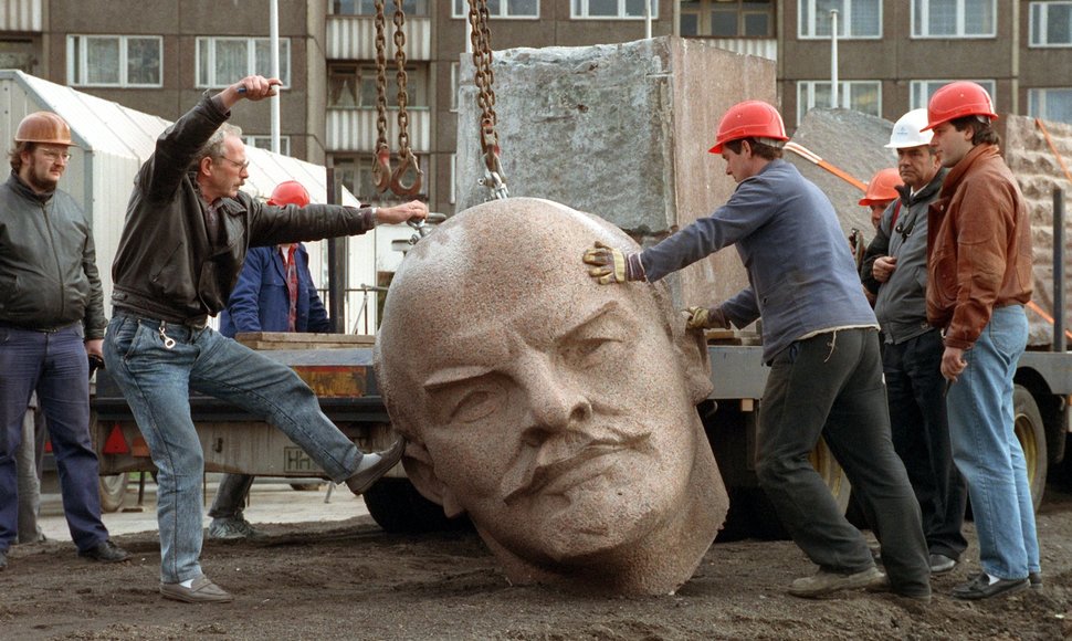 Lenino skulptūros demontavimas Berlyne