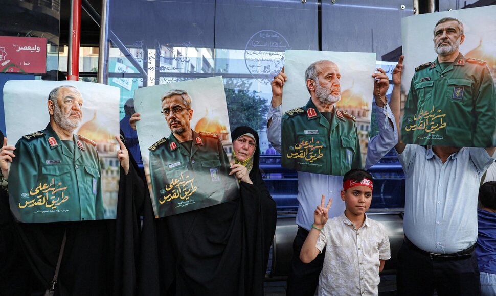 Žmonės laiko nuotraukas žuvusių Islamo revoliucinės gvardijos korpuso (IRGC) vadų &ndash; (i&scaron; kairės į de&scaron;inę) Hosseino Salami, Mohammado Bagheri, Gholamo Ali Rashido ir Amirio Ali Hajizadeh &ndash; kurie žuvo per neseniai įvykdytus Izraelio smūgius.