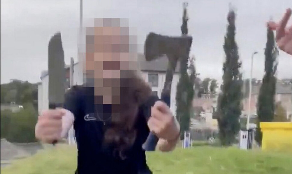 Incidentas Škotijoje: paauglė demonstravo kirvį bei peilį