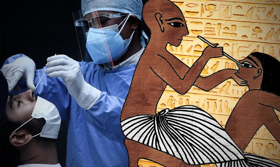 Sąmokslo teorijų skleidėjai atrado ryšį tarp Senovės Egipto meno ir COVID-19 testų, bet suklydo 