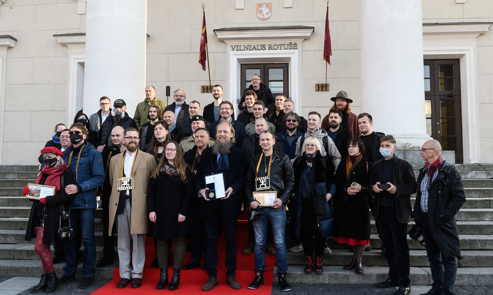 2020 m. Lietuvos spaudos fotografijos apdovanojimų dalyviai ant Vilniaus rotušės laiptų.