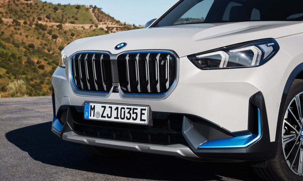 BWM pristatė naują elektromobilį – kompaktinį visureigį „BMW iX1“