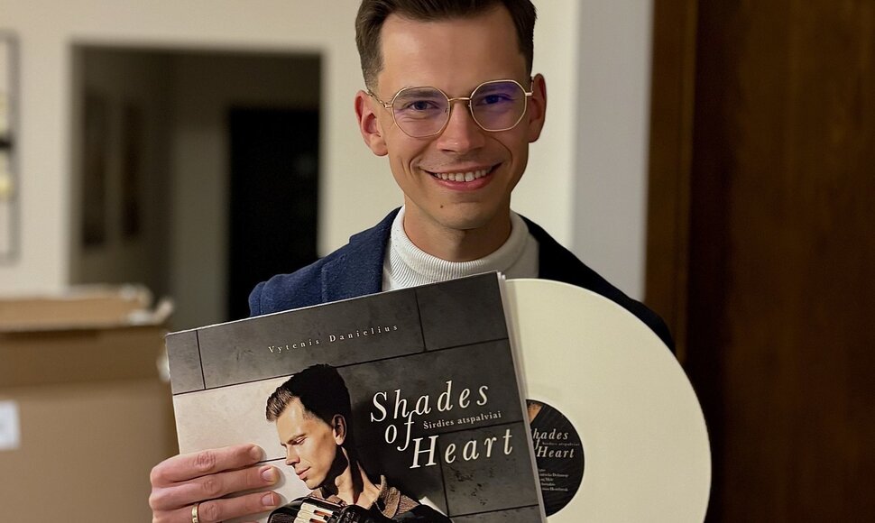 Vytenis Danielius su naująja viniline plokštele "Shades of Heart"