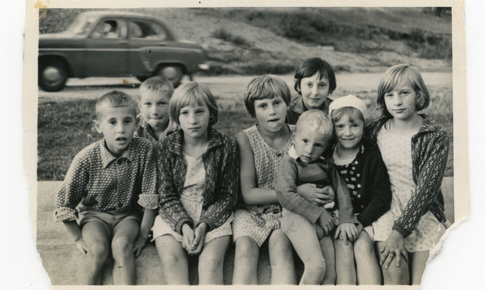 Baltupių kaimas. Bartoszkų, Szumskių ir Wiszumirskių vaikai, fone – vidinis kaimo keliukas, apie 1965