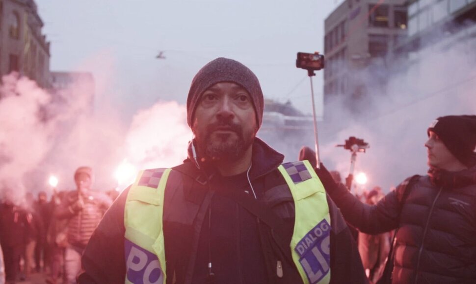 Kadras i&scaron; filmo &bdquo;Dialogo policija&ldquo;