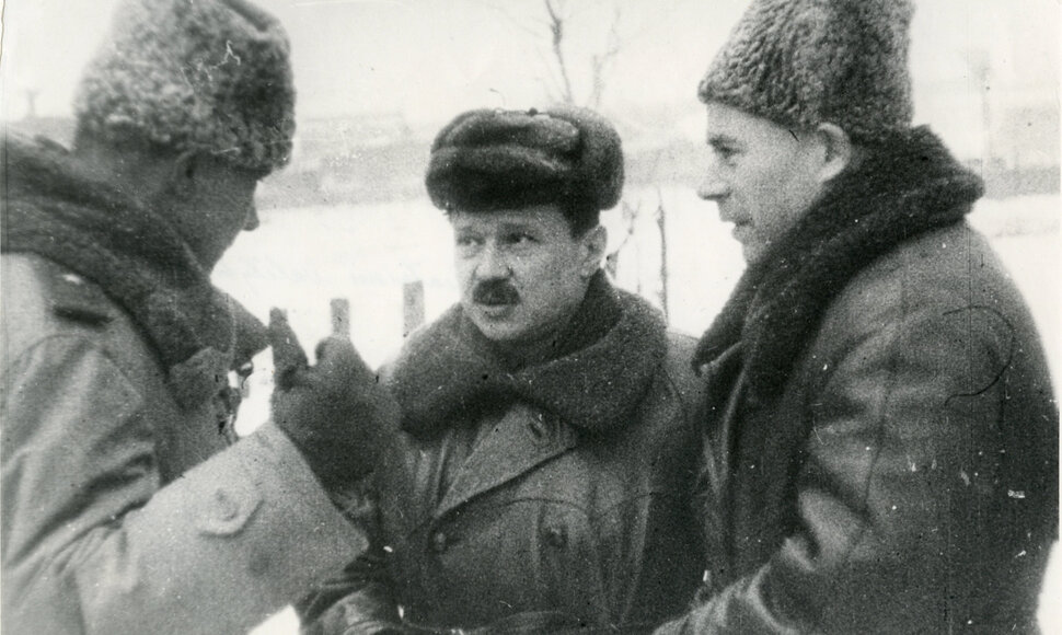 Antanas Sniečkus su 16-osios lietuvi&scaron;kosios divizijos karine vadovybe, 1945 m.