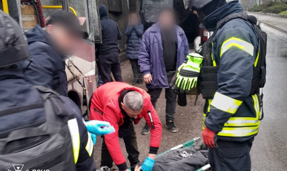 Rusai ap&scaron;audė keleivinį autobusą Chersone