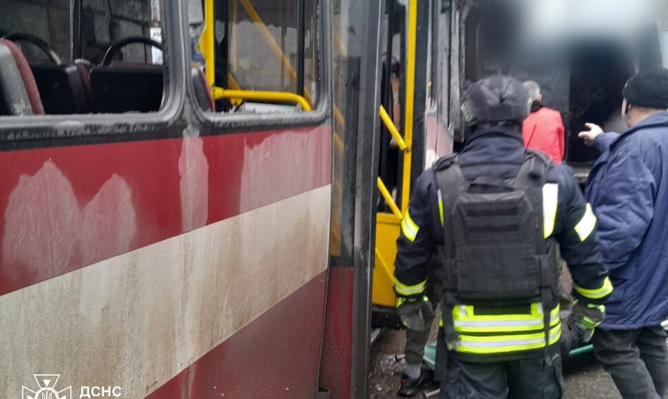 Rusai ap&scaron;audė keleivinį autobusą Chersone