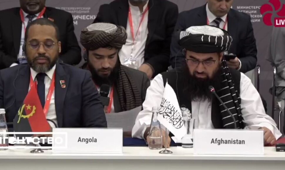 Afganistano teisingumo ministerijos vadovas Abdulas Hakimas Haqqani (de&scaron;inėje)