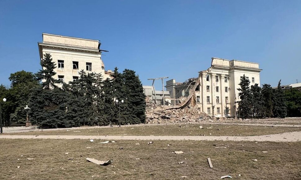 Chersone rusų bombos sugriovė srities administracijos pastatą