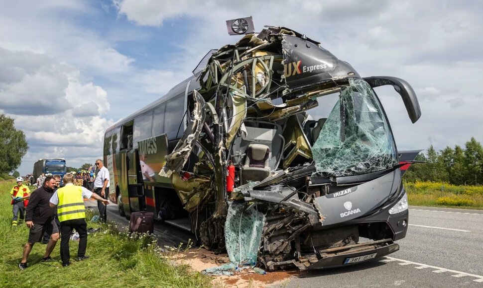 Estijoje &bdquo;Lux Express&ldquo; autobusas įlėkė į sunkvežimį