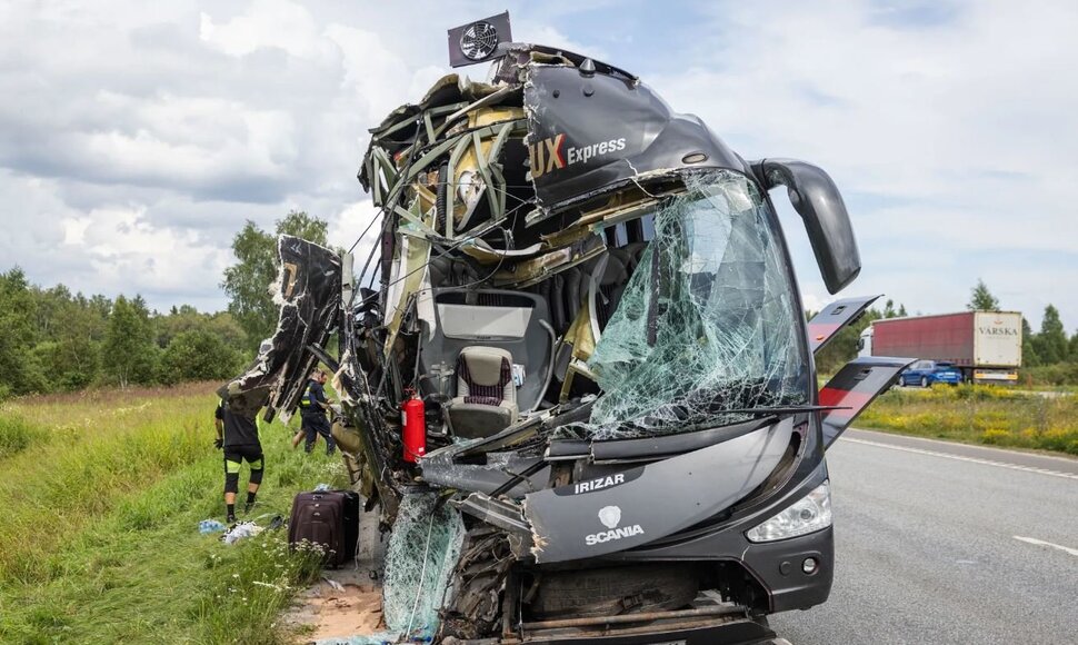 Estijoje &bdquo;Lux Express&ldquo; autobusas įlėkė į vilkiką