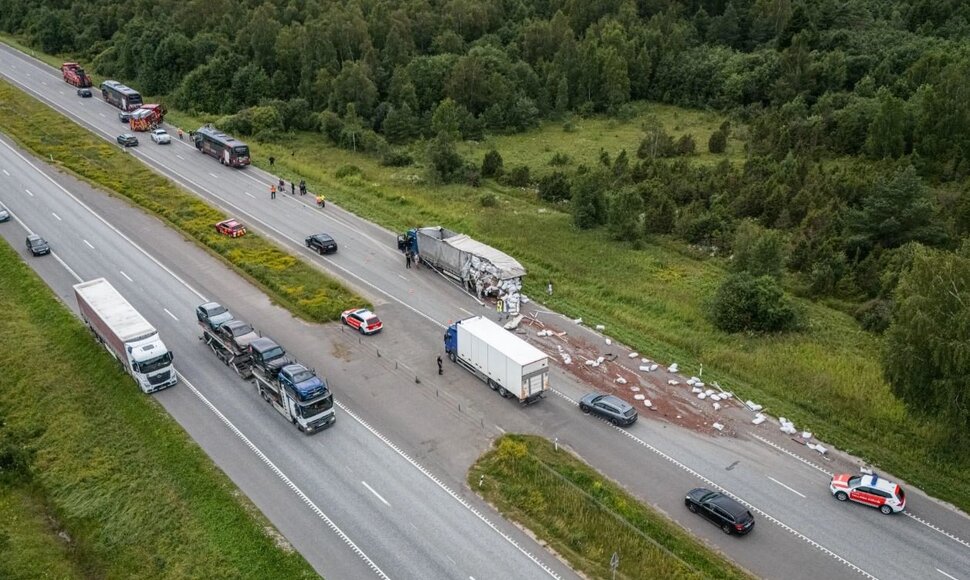 Estijoje &bdquo;Lux Express&ldquo; autobusas įlėkė į vilkiką