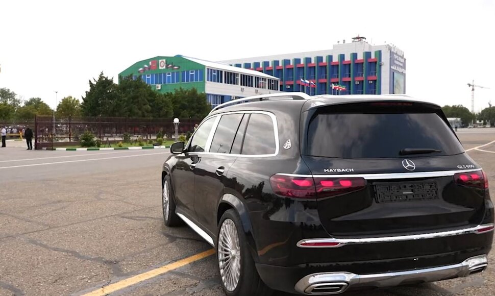 Ramzanas Kadyrovas kovotojui Chamzatui Čimajevui padovanojo &bdquo;Maybach&ldquo;