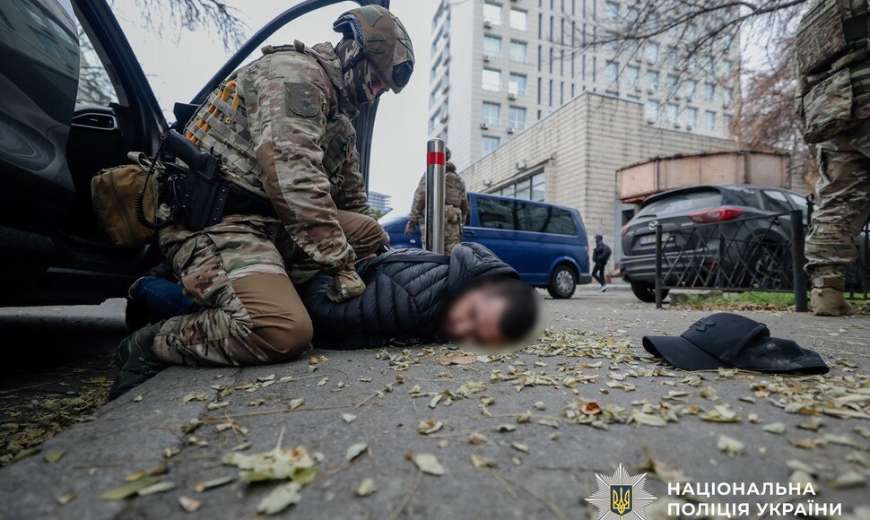 Sukčiai už 100 tūkst. siūlė įdarbinti Ukrainos prezidentūroje: policija rado pilną bagažinę dolerių