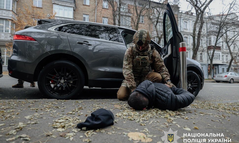 Sukčiai už 100 tūkst. siūlė įdarbinti Ukrainos prezidentūroje: policija rado pilną bagažinę dolerių