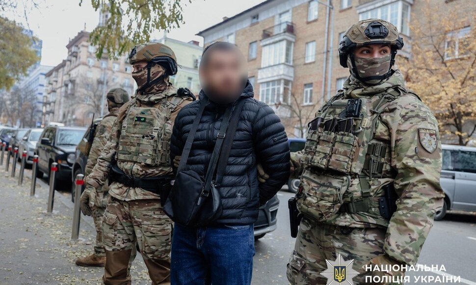 Sukčiai už 100 tūkst. siūlė įdarbinti Ukrainos prezidentūroje: policija rado pilną bagažinę dolerių