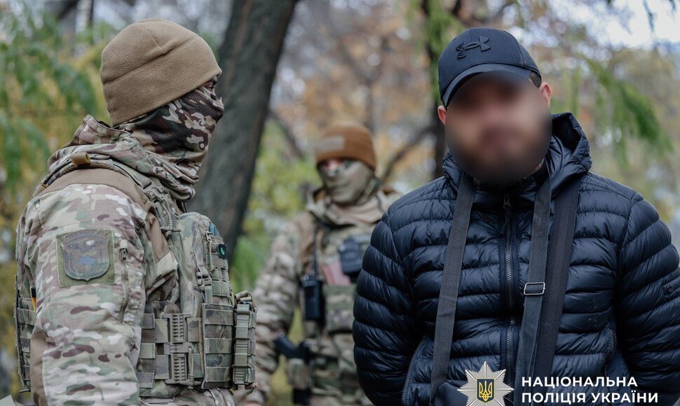 Sukčiai už 100 tūkst. siūlė įdarbinti Ukrainos prezidentūroje: policija rado pilną bagažinę dolerių