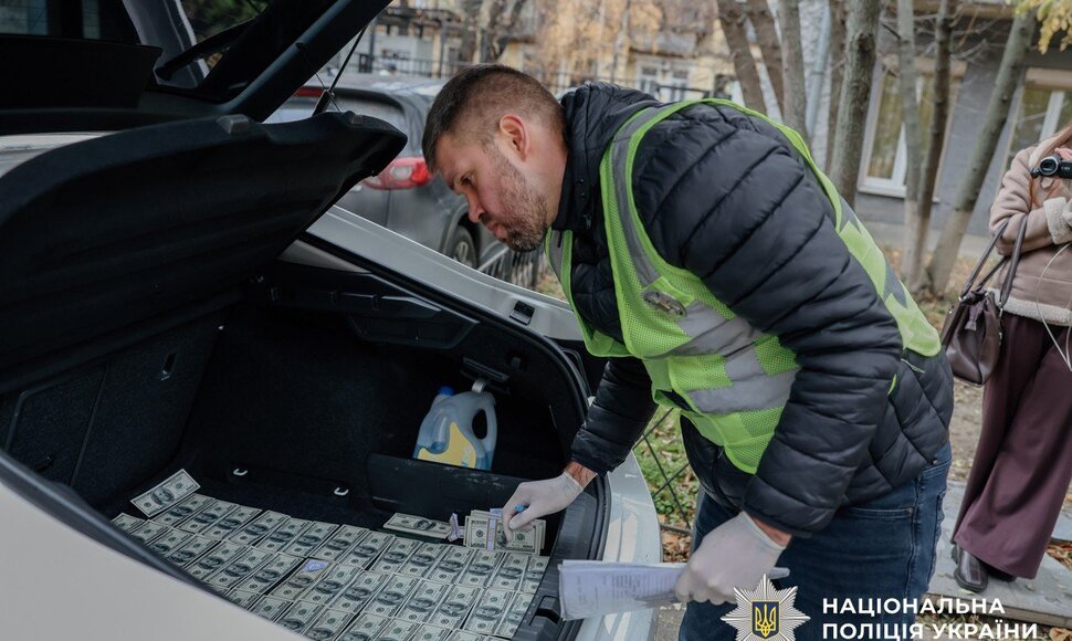 Sukčiai už 100 tūkst. siūlė įdarbinti Ukrainos prezidentūroje: policija rado pilną bagažinę dolerių