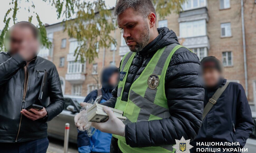 Sukčiai už 100 tūkst. siūlė įdarbinti Ukrainos prezidentūroje: policija rado pilną bagažinę dolerių