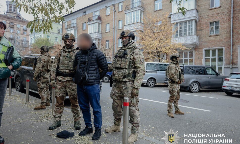 Sukčiai už 100 tūkst. siūlė įdarbinti Ukrainos prezidentūroje: policija rado pilną bagažinę dolerių