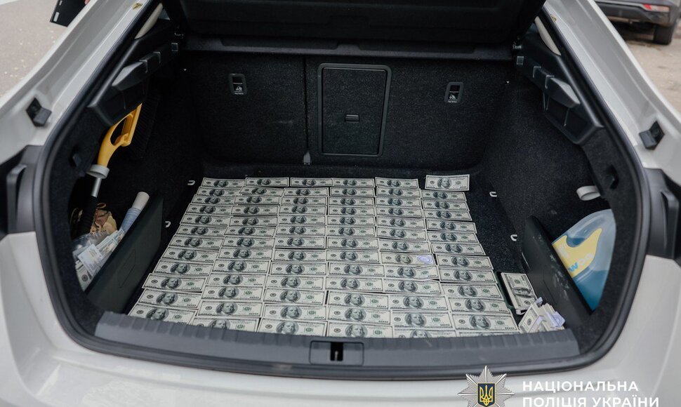 Sukčiai už 100 tūkst. siūlė įdarbinti Ukrainos prezidentūroje: policija rado pilną bagažinę dolerių