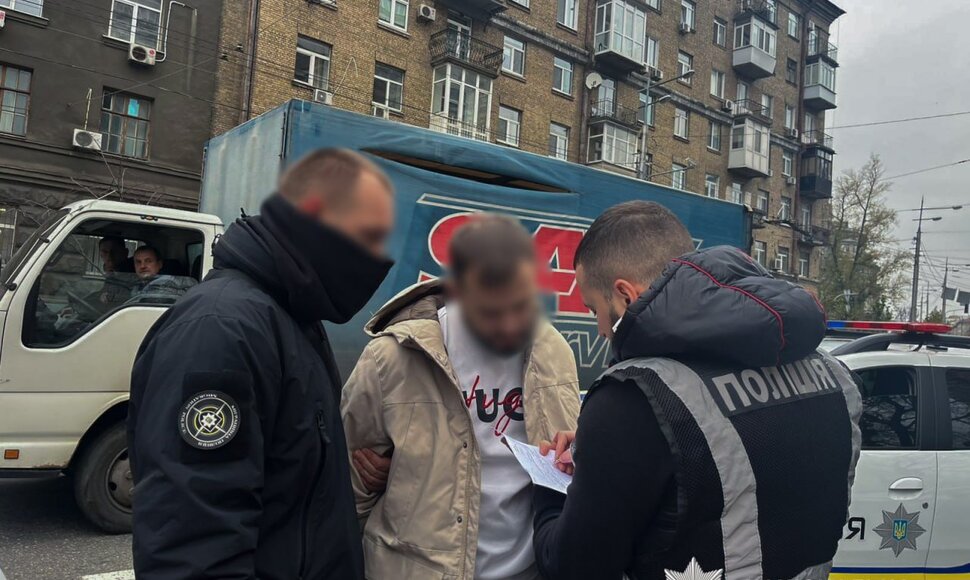 Sukčiai už 100 tūkst. siūlė įdarbinti Ukrainos prezidentūroje: policija rado pilną bagažinę dolerių