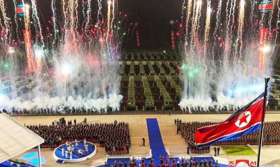 Kim Jong Unas perdavė pasieniečiams 250 balistinių raketų paleidimo įrenginių
