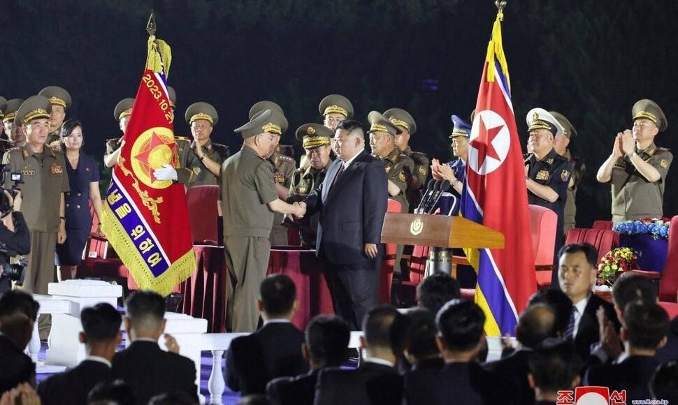 Kim Jong Unas perdavė pasieniečiams 250 balistinių raketų paleidimo įrenginių