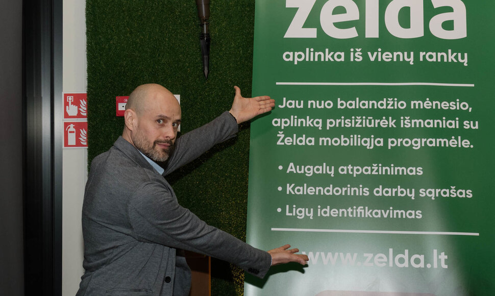 Žinomi žmonės lankosi sodo prekių parduotuvės atidaryme