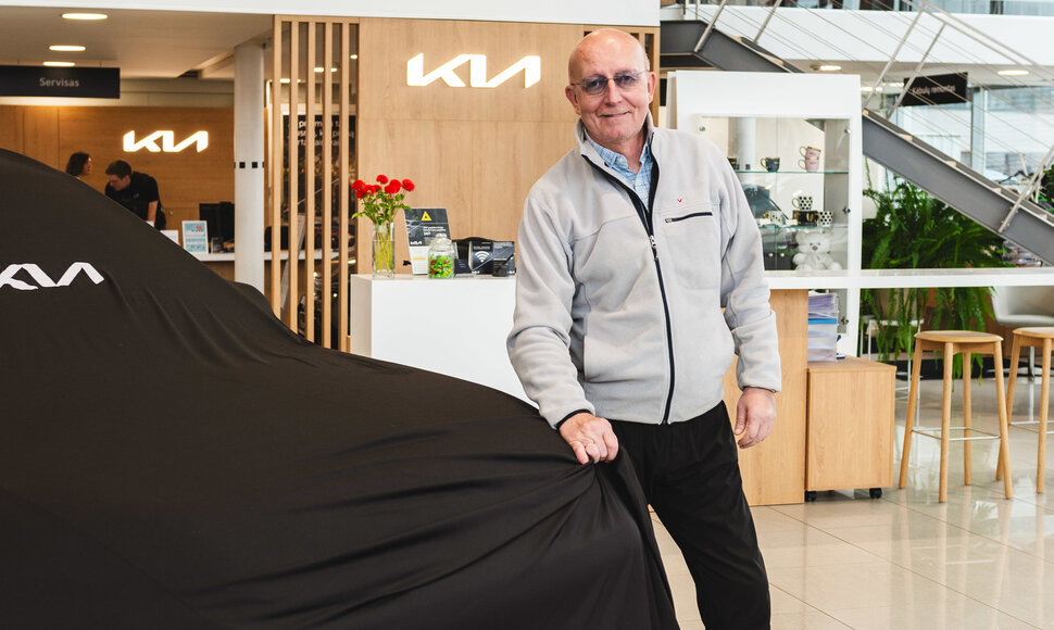 Arūnas Valinskas su nauju automobiliu
